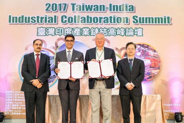 中華民國全國工業總會常務理事郭台強(右二)與FICCI委員會共同主席Manish Sharma(左二)簽署產業合作意向書;右為經濟部次長龔明鑫,左為印度電子部次長Ajay Prakash Sawhney。 中華民國全國工業總會常務理事郭台強(右二)與FICCI委員會共同主席Manish Sharma(左二)簽署產業合作意向書;右為經濟部次長龔明鑫,左為印度電子部次長Ajay Prakash Sawhney。