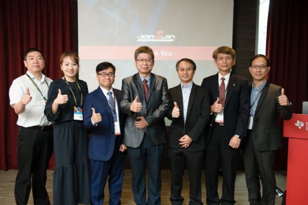 次时代驾驶信息平台研发联盟成员,包括中华汽车、帷享科技、明泰科技、广睿国际、佐臻、晨云软件、爱唯秀以及今年新加入的台湾科技大学等夥伴,共襄盛举,将联盟成果推向国际。 次时代驾驶信息平台研发联盟成员,包括中华汽车、帷享科技、明泰科技、广睿国际、佐臻、晨云软件、爱唯秀以及今年新加入的台湾科技大学等夥伴,共襄盛举,将联盟成果推向国际。