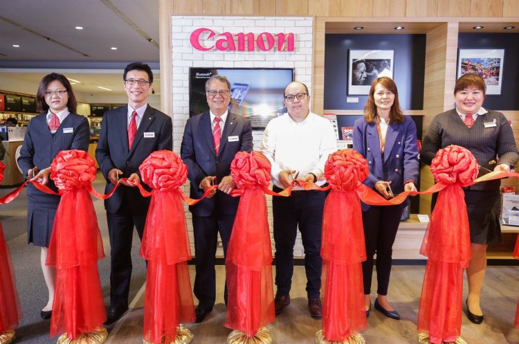 Canon與法雅客共同攜手合作,在台中「Canon Image Square」形象概念店。 Canon與法雅客共同攜手合作,在台中「Canon Image Square」形象概念店。