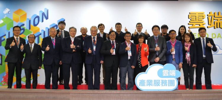 經濟部工業局電子資訊組顏鳳旗副組長(右六)、財團法人資訊工業策進會林玉凡副所長(右五)及台北市電腦商業同業公會黃鋆鋇副總幹事(左六),共同出席11/27雲端巨資DEMO DAY,帶領雲端產業服務團廠商一同合影 。 經濟部工業局電子資訊組顏鳳旗副組長(右六)、財團法人資訊工業策進會林玉凡副所長(右五)及台北市電腦商業同業公會黃鋆鋇副總幹事(左六),共同出席11/27雲端巨資DEMO DAY,帶領雲端產業服務團廠商一同合影 。