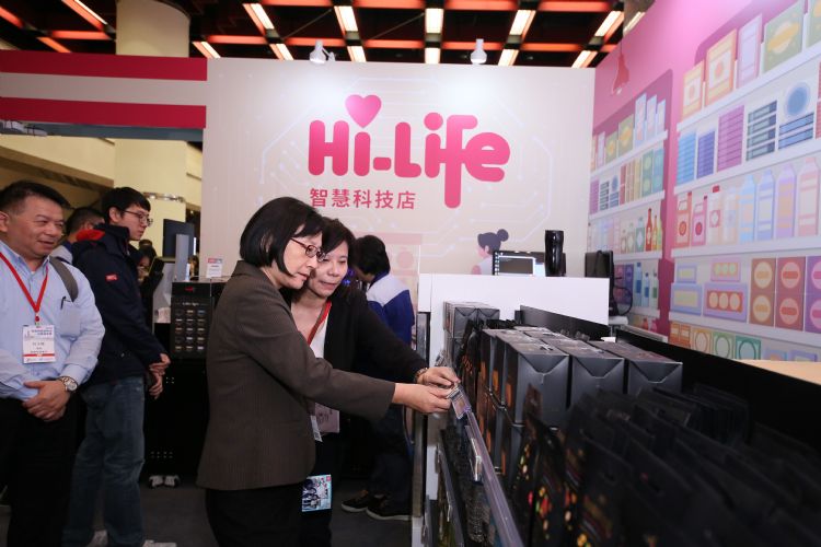 商業司司長李鎂於智慧科技店,實際體驗各種技術! 商業司司長李鎂於智慧科技店,實際體驗各種技術!