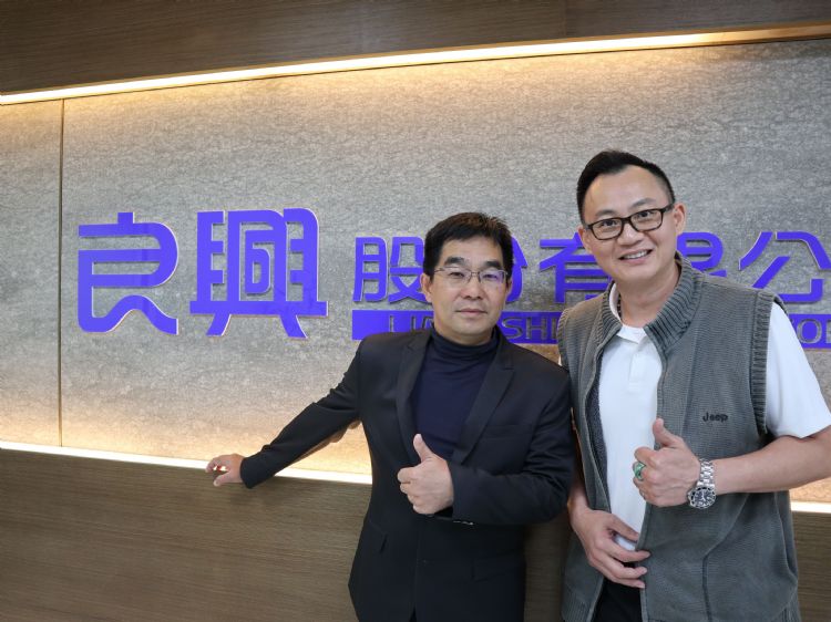 旺群儀器總經理葉品顯(右)良興總經理賴志達(左)都指出,良興電商平台將可凸顯出OWON量測儀器的高性價比特色,也讓產品觸角更全面。DIGITIMES攝 旺群儀器總經理葉品顯(右)良興總經理賴志達(左)都指出,良興電商平台將可凸顯出OWON量測儀器的高性價比特色,也讓產品觸角更全面。DIGITIMES攝