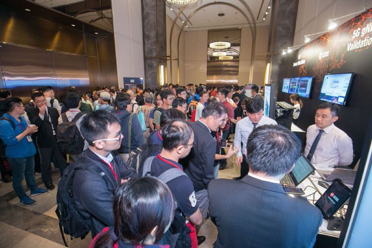 是徳展出完整5G裝置流程測試方案,包含由晶片與元件設計、裝置開發、產品認證到生產測試,以及5G基地台驗證開發方案。 是徳展出完整5G裝置流程測試方案,包含由晶片與元件設計、裝置開發、產品認證到生產測試,以及5G基地台驗證開發方案。