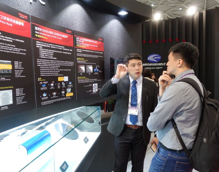 營業部同仁為客戶解說產品。 營業部同仁為客戶解說產品。