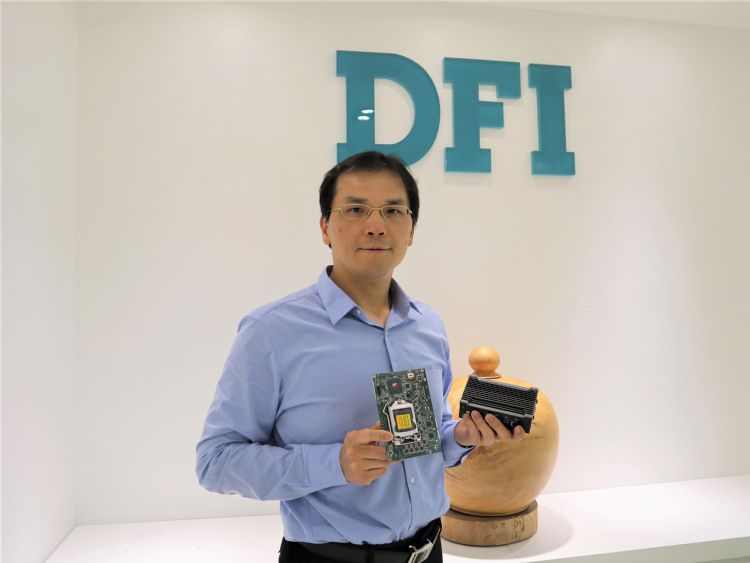 友通資訊產品企劃中心資深處長張家益指出,兼具小型化、可靠度與高效能的工業電腦,將可協助業者打造高可用性嵌入式系統。DIGITIMES攝 友通資訊產品企劃中心資深處長張家益指出,兼具小型化、可靠度與高效能的工業電腦,將可協助業者打造高可用性嵌入式系統。DIGITIMES攝