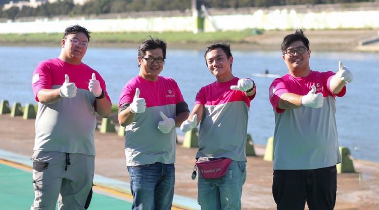 foodpanda辦環保教育淨灘,發起粉紅大軍「淨灘共乘」。 foodpanda辦環保教育淨灘,發起粉紅大軍「淨灘共乘」。