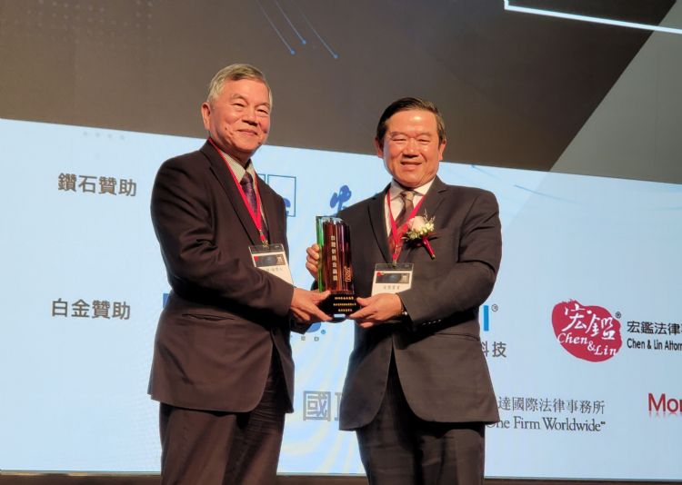 佳世達董事長陳其宏(右)榮獲「台灣併購金鑫獎」卓越成就獎,行政院副院長沈榮津(左)出席頒獎典禮致贈最高榮譽。 佳世達董事長陳其宏(右)榮獲「台灣併購金鑫獎」卓越成就獎,行政院副院長沈榮津(左)出席頒獎典禮致贈最高榮譽。