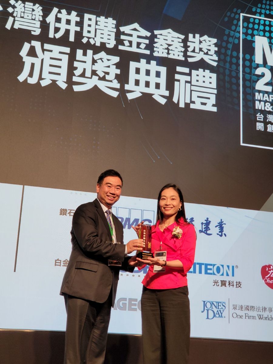 明泰科技榮獲「台灣併購金鑫獎」中堅企業併購獎,由KPMG安侯建業主席于紀隆(左)頒發獎座給明泰科技董事長黃文芳(右)。 明泰科技榮獲「台灣併購金鑫獎」中堅企業併購獎,由KPMG安侯建業主席于紀隆(左)頒發獎座給明泰科技董事長黃文芳(右)。