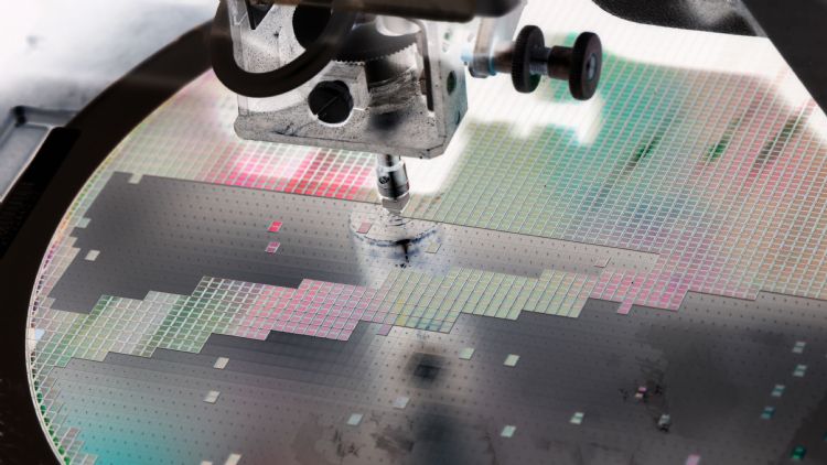 凌华科技智能机械产品事业中心经理林卫瑞表示,半导体业者欲提升封测效能就必须在微小晶圆上迅速分选良品和不良品,快与准经常互斥,难以两全其美,正是多数业者面临的最大困扰。 凌华科技智能机械产品事业中心经理林卫瑞表示,半导体业者欲提升封测效能就必须在微小晶圆上迅速分选良品和不良品,快与准经常互斥,难以两全其美,正是多数业者面临的最大困扰。