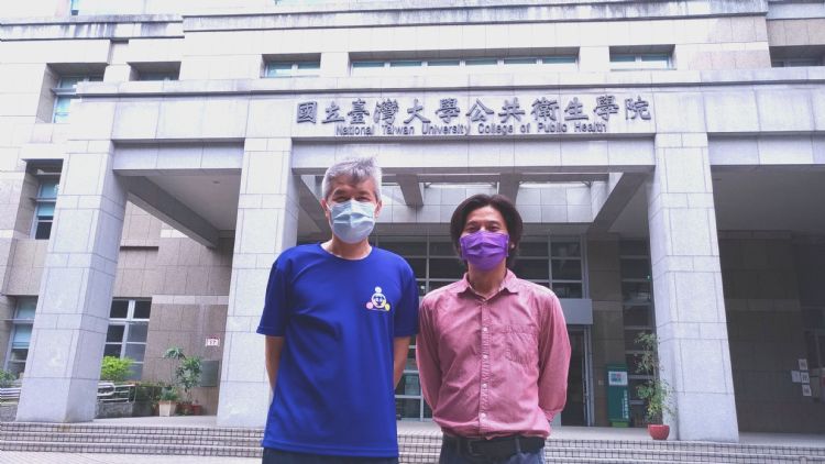 台灣大學健康政策管理研究所張睿詒教授(左一) 、易晨智能執行長許永昌(右一)。易晨智能 台灣大學健康政策管理研究所張睿詒教授(左一) 、易晨智能執行長許永昌(右一)。易晨智能