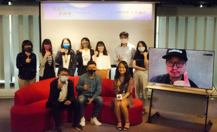 TTA校友會Meetup Day活動,講者許毓仁(前排左二)、陳信生(螢幕畫面) 與現場參與者合影。TTA TTA校友會Meetup Day活動,講者許毓仁(前排左二)、陳信生(螢幕畫面) 與現場參與者合影。TTA