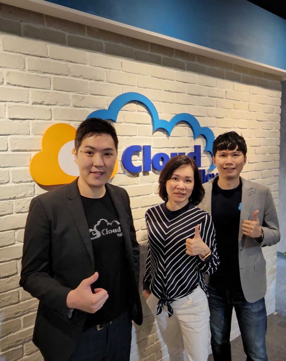 Salesforce和伊雲谷雙強聯手,探討「新接觸經濟」,Salesforce解決方案,助企業打造一站式雲端客戶關係管理環境。左起伊雲谷CRM客戶關係管理服務總監李柏廷、 伊雲谷雲端事業單位總經理林儀、Salesforce企業客戶總監吳承漢。伊雲谷 Salesforce和伊雲谷雙強聯手,探討「新接觸經濟」,Salesforce解決方案,助企業打造一站式雲端客戶關係管理環境。左起伊雲谷CRM客戶關係管理服務總監李柏廷、 伊雲谷雲端事業單位總經理林儀、Salesforce企業客戶總監吳承漢。伊雲谷