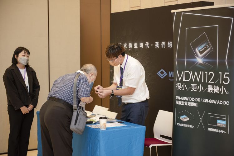 為滿足電源市場的小體積、高效率需求,捷拓科技(MINMAX)推出體積微小的MDWI12/15隔離型電源模組,可協助業者有效縮小產品外觀尺寸。DIGITIMES攝 為滿足電源市場的小體積、高效率需求,捷拓科技(MINMAX)推出體積微小的MDWI12/15隔離型電源模組,可協助業者有效縮小產品外觀尺寸。DIGITIMES攝
