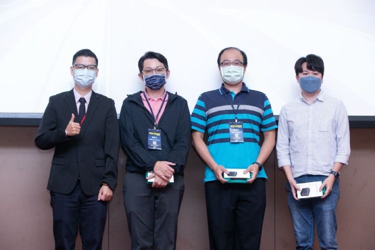 當天活動最後,DIGITIMES Research分析師王尊民代表大會抽出3位幸運學員,獲得採用最新技術的AUKEY 100W GaN充電器。DIGITIMES攝 當天活動最後,DIGITIMES Research分析師王尊民代表大會抽出3位幸運學員,獲得採用最新技術的AUKEY 100W GaN充電器。DIGITIMES攝