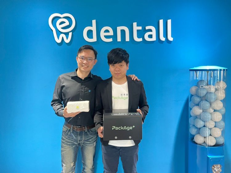 dentall台灣牙e通創辦人暨執行長陳欽章(左一)與 PackAge+ 配客嘉執行長葉德偉(右一)合影,醫療新創及社會企業跨領域聯手推進環保行動。台灣牙e通 dentall台灣牙e通創辦人暨執行長陳欽章(左一)與 PackAge+ 配客嘉執行長葉德偉(右一)合影,醫療新創及社會企業跨領域聯手推進環保行動。台灣牙e通