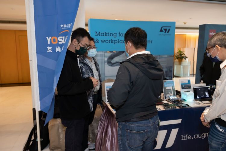 意法半導體的代理商友尚,展示STSPIN32G4高度整合的小型化馬達驅動器,便於用戶將馬達與Driver Board,塞進機械手臂關節裡。DIGITIMES攝 意法半導體的代理商友尚,展示STSPIN32G4高度整合的小型化馬達驅動器,便於用戶將馬達與Driver Board,塞進機械手臂關節裡。DIGITIMES攝