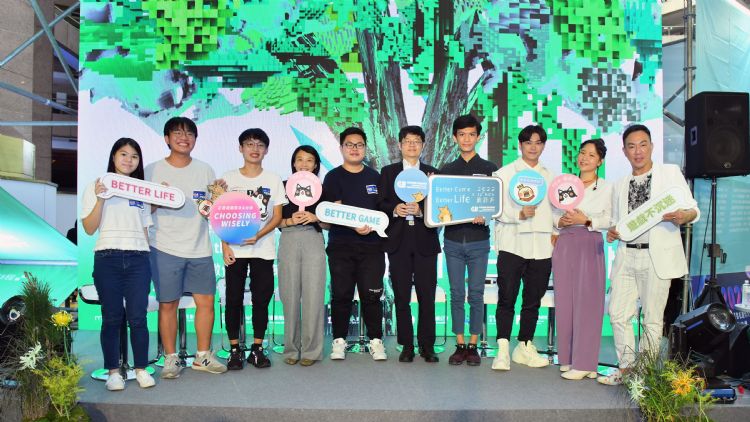 (右五)數位發展部數位產業署平台經濟組許福添組長,和兒少、青少年代表、兒福聯盟等代表與談人合影留念。DIGITIMES攝 (右五)數位發展部數位產業署平台經濟組許福添組長,和兒少、青少年代表、兒福聯盟等代表與談人合影留念。DIGITIMES攝