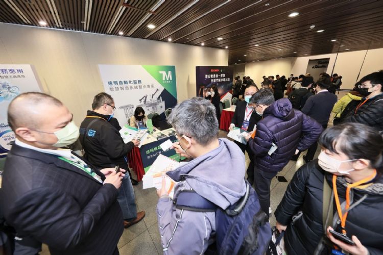 達明機器人融合機器手臂、機器視覺系統、原生AI引擎,打造AI Cobot,讓工廠人員得以在無壓力環境下與手臂協作。DIGITIMES攝 達明機器人融合機器手臂、機器視覺系統、原生AI引擎,打造AI Cobot,讓工廠人員得以在無壓力環境下與手臂協作。DIGITIMES攝