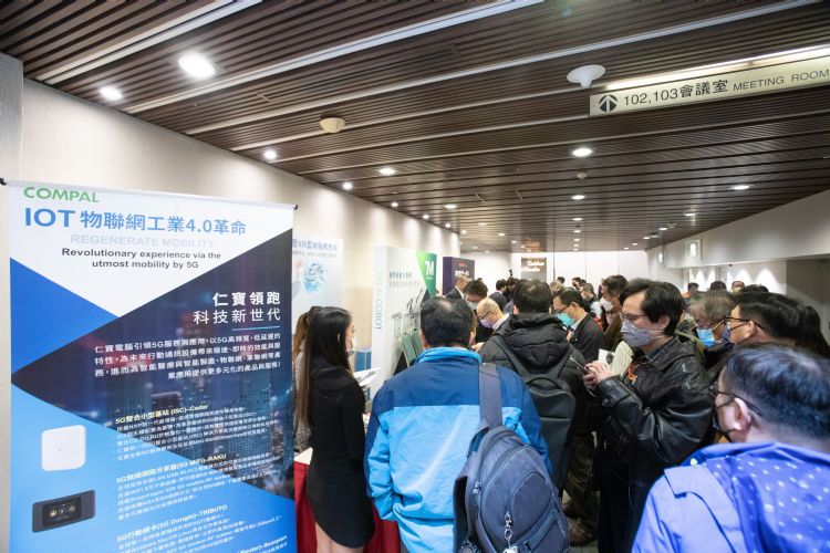 皇鋒通訊利用APAP 5G MiFi、APAP 5G Dongle、APAP MR Glasses等一系列基於5G通訊的解決方案,匯聚為5G智慧工廠巡檢及XR雲端服務應用。DIGITIMES攝 皇鋒通訊利用APAP 5G MiFi、APAP 5G Dongle、APAP MR Glasses等一系列基於5G通訊的解決方案,匯聚為5G智慧工廠巡檢及XR雲端服務應用。DIGITIMES攝