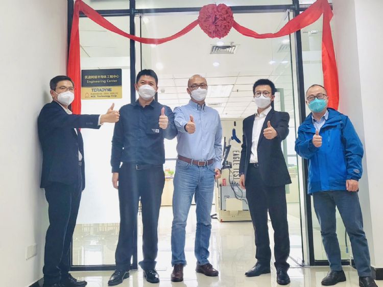 筑波科技华南区销售总监黄博彦Fred Huang(左1)、Teradyne中国销售总监黄飞鸿Felix Huang(右3)。筑波科技 筑波科技华南区销售总监黄博彦Fred Huang(左1)、Teradyne中国销售总监黄飞鸿Felix Huang(右3)。筑波科技