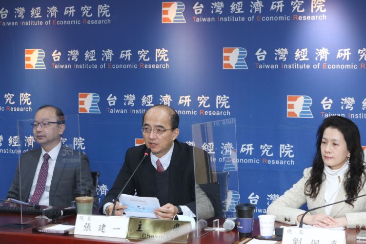 台經院院長張建一(中)與景氣預測中心主任孫明德(左)對景氣走勢有不同看法。符世旻攝 台經院院長張建一(中)與景氣預測中心主任孫明德(左)對景氣走勢有不同看法。符世旻攝