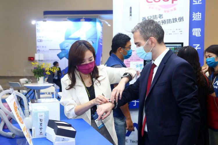 Medical Taiwan台灣國際醫療暨健康照護展將於2023年6月登場,為業者一次呈現台灣整合醫療與資通訊產業的跨域優勢。外貿協會 Medical Taiwan台灣國際醫療暨健康照護展將於2023年6月登場,為業者一次呈現台灣整合醫療與資通訊產業的跨域優勢。外貿協會