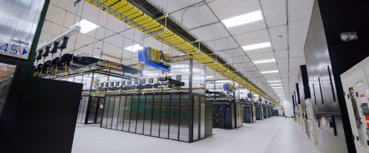 Meta的新AI超级电脑Research SuperCluster,采用1.6万颗GPU,将用于训练大型AI模型。Meta