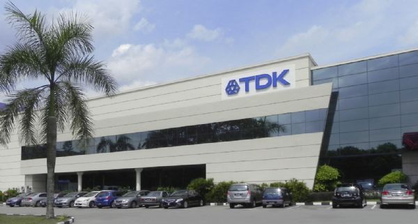 随磁带与机械式硬盘式微，TDK以相关的精密磁技术转向传感器领域，发展次时代汽车市场，成功转型。图为TDK工厂。法新社