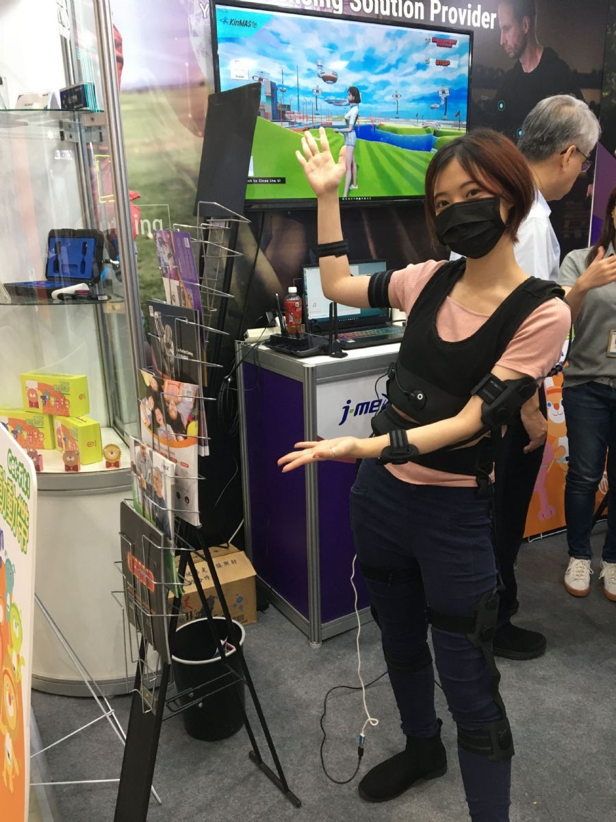 晶翔机电展示的晶迈大师穿戴式套件。李佳翰摄