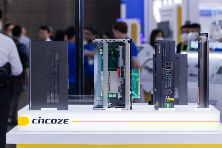 GP-3000三大專利涵蓋散熱、擴充及鎖固等不同面向,這些技術除了有效解決客戶的痛點外,更獲得多個國外專業媒體獎項的肯定。德承 GP-3000三大專利涵蓋散熱、擴充及鎖固等不同面向,這些技術除了有效解決客戶的痛點外,更獲得多個國外專業媒體獎項的肯定。德承