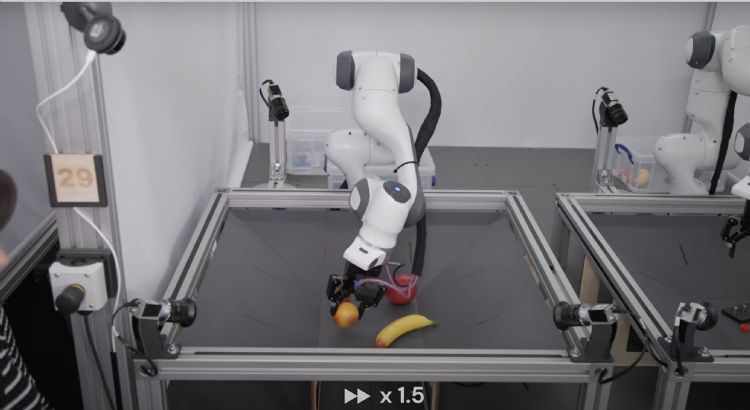 DeepMind展示「RoboCat」的基礎AI模型,稱其為第一個能夠解決和適應多種任務的模型。DeepMind DeepMind展示「RoboCat」的基礎AI模型,稱其為第一個能夠解決和適應多種任務的模型。DeepMind