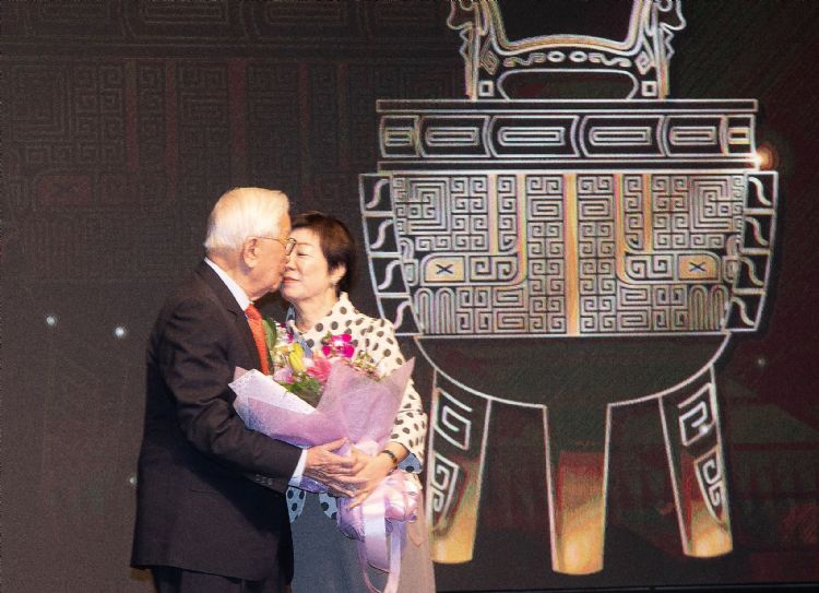 張忠謀(左)獲頒首屆李國鼎獎,妻子張淑芬上台獻花與獻吻,夫妻鶼鰈情深。符世旻攝 張忠謀(左)獲頒首屆李國鼎獎,妻子張淑芬上台獻花與獻吻,夫妻鶼鰈情深。符世旻攝