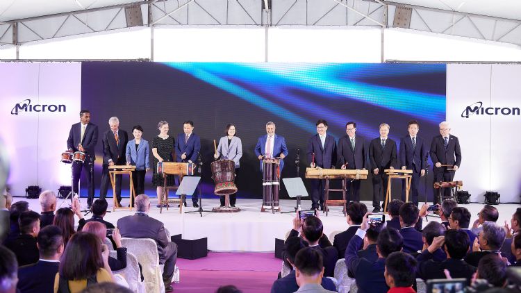 11月6日,美光台中四廠開幕,現場冠蓋雲集,總統蔡英文蒞臨之外,美光總裁暨執行長Sanjay Mehrotra更親自來台灣站台。李建樑攝 11月6日,美光台中四廠開幕,現場冠蓋雲集,總統蔡英文蒞臨之外,美光總裁暨執行長Sanjay Mehrotra更親自來台灣站台。李建樑攝