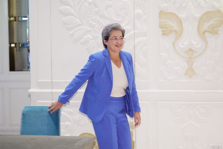 7月19日,超微執行長蘇姿丰閃電來台!雖然整趟訪台行程、規劃都保密到家,不過在創新日會場外看到大批等候媒體,還是短暫停留腳步,接受簡短的訪問。李建樑攝 7月19日,超微執行長蘇姿丰閃電來台!雖然整趟訪台行程、規劃都保密到家,不過在創新日會場外看到大批等候媒體,還是短暫停留腳步,接受簡短的訪問。李建樑攝