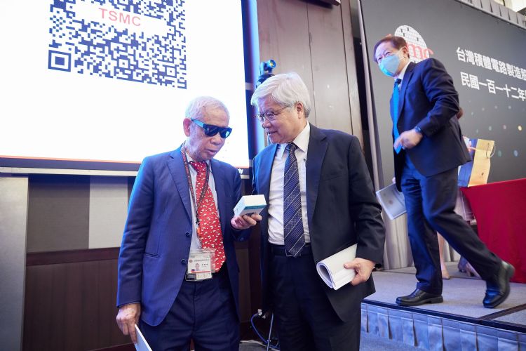 6月6日台積電股東會後,總裁魏哲家(左)獲股東致贈AI心臟病預警儀器,與台積電榮譽副董事長曾繁城熱烈討論。李建樑攝 6月6日台積電股東會後,總裁魏哲家(左)獲股東致贈AI心臟病預警儀器,與台積電榮譽副董事長曾繁城熱烈討論。李建樑攝