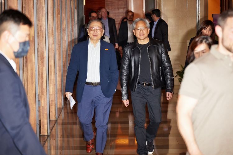 5月29日,黃仁勳(右)、聯發科執行長蔡力行(左)驚喜同框,象徵著NVIDIA、聯發科正式結盟。李建樑攝 5月29日,黃仁勳(右)、聯發科執行長蔡力行(左)驚喜同框,象徵著NVIDIA、聯發科正式結盟。李建樑攝