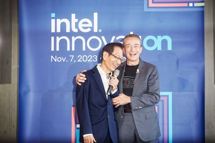 11月7日,華碩力挺英特爾的AI PC策略,執行長Pat Gelsinger(左)與華碩董事長施崇棠熱烈擁抱。李建樑攝 11月7日,華碩力挺英特爾的AI PC策略,執行長Pat Gelsinger(左)與華碩董事長施崇棠熱烈擁抱。李建樑攝