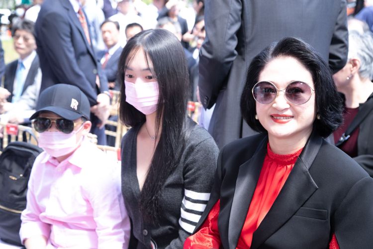 裕隆城開幕,裕隆執行長嚴陳莉蓮(右)帶著一雙兒女出席同慶。符世旻攝 裕隆城開幕,裕隆執行長嚴陳莉蓮(右)帶著一雙兒女出席同慶。符世旻攝