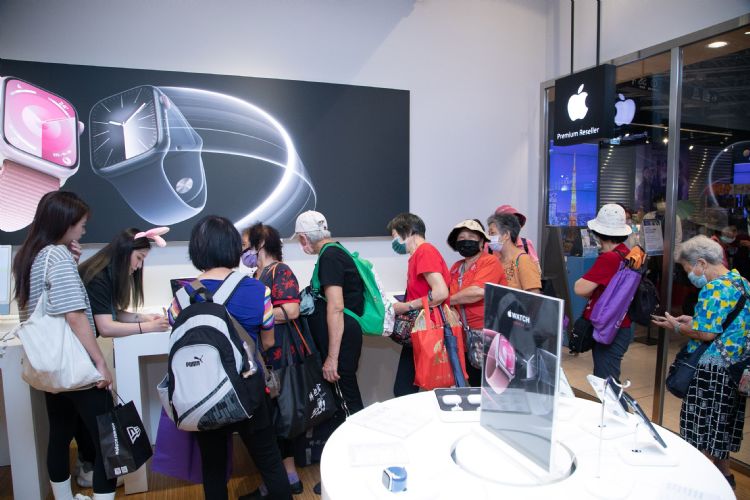 iPhone 15於9月底開賣,現場罕見清一色都是銀髮族排隊搶購。符世旻攝 iPhone 15於9月底開賣,現場罕見清一色都是銀髮族排隊搶購。符世旻攝