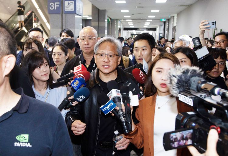 NVIDIA執行長暨創辦人黃仁勳(圖中黑皮衣者)在COMPUTEX造成旋風,所到之處被媒體簇擁包圍,寸步難行的盛況,也確立了台灣在AI供應鏈的地位。符世旻攝 NVIDIA執行長暨創辦人黃仁勳(圖中黑皮衣者)在COMPUTEX造成旋風,所到之處被媒體簇擁包圍,寸步難行的盛況,也確立了台灣在AI供應鏈的地位。符世旻攝