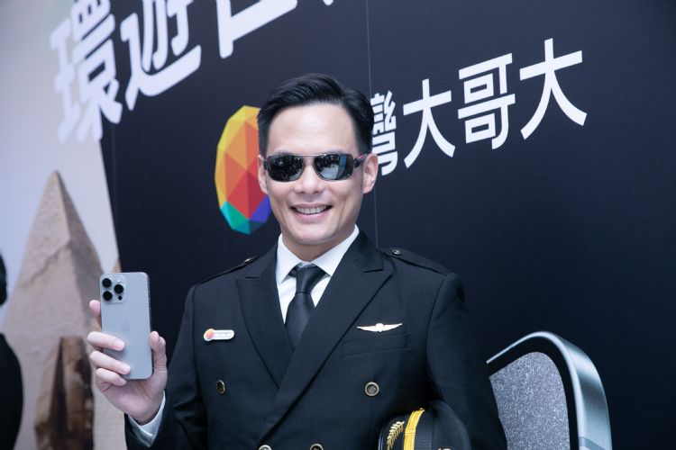 台灣大iPhone 15開賣,台灣大總經理林之晨化身機長催買氣。符世旻攝 台灣大iPhone 15開賣,台灣大總經理林之晨化身機長催買氣。符世旻攝