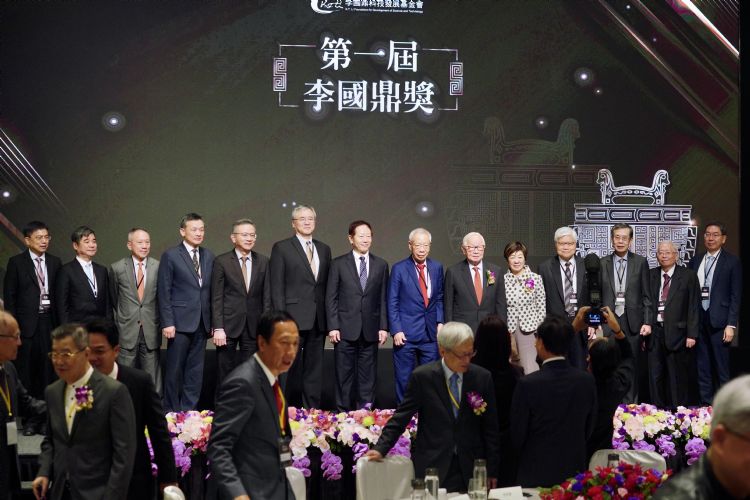 張忠謀獲頒首屆李國鼎獎,台積電核心團隊罕見全員到齊,並與張忠謀夫婦合照。符世旻攝 張忠謀獲頒首屆李國鼎獎,台積電核心團隊罕見全員到齊,並與張忠謀夫婦合照。符世旻攝