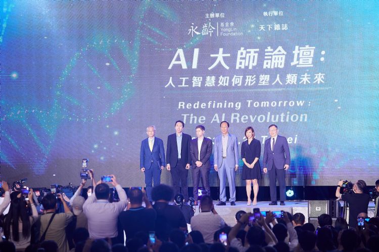 9月25日,在郭台銘(舞台右三)力邀撮合下,國際AI大師OpenAI創辦人Sam Altman(左三)、AI Fund創辦人吳恩達(左二)、前鴻海集團副董事長李傑(左一)齊聚台灣。李建樑攝 9月25日,在郭台銘(舞台右三)力邀撮合下,國際AI大師OpenAI創辦人Sam Altman(左三)、AI Fund創辦人吳恩達(左二)、前鴻海集團副董事長李傑(左一)齊聚台灣。李建樑攝