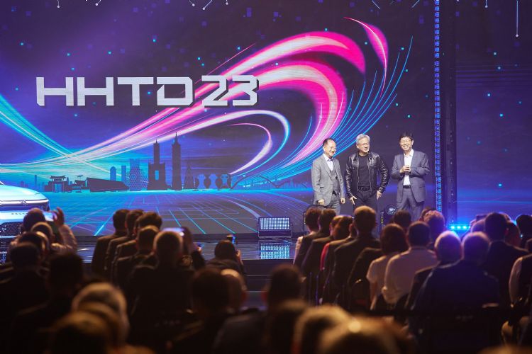 10月18日,黃仁勳現身鴻海科技日,由鴻海董事長劉揚偉親自主持,並與半導體策略長蔣尚義,分享對電動車及半導體產業的洞察。李建樑攝 10月18日,黃仁勳現身鴻海科技日,由鴻海董事長劉揚偉親自主持,並與半導體策略長蔣尚義,分享對電動車及半導體產業的洞察。李建樑攝