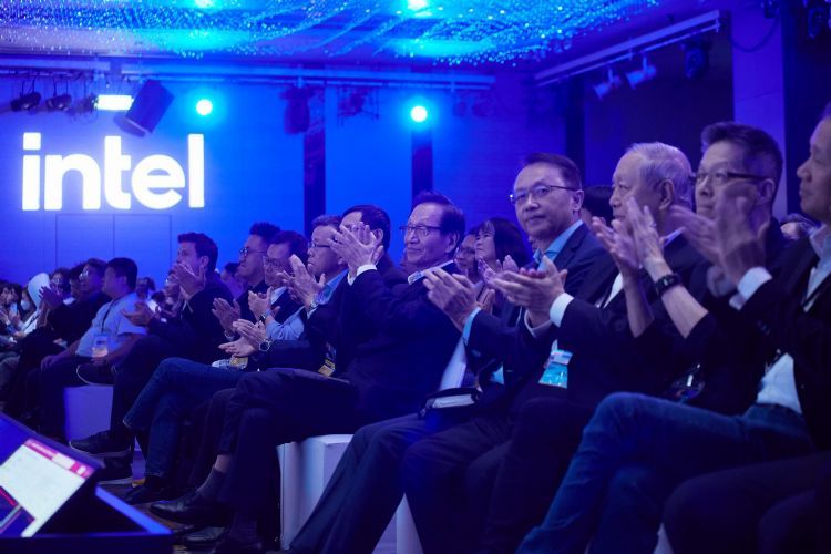 2023年照片漏网之鱼:10月下旬,在Intel CEO Pat Gelsinger来台期间,台下供应链高层众星云集,并不输台上的明星CEO,这场会议也预告了2024年的AI PC时代来临。李建梁摄 2023年照片漏网之鱼:10月下旬,在Intel CEO Pat Gelsinger来台期间,台下供应链高层众星云集,并不输台上的明星CEO,这场会议也预告了2024年的AI PC时代来临。李建梁摄