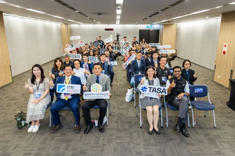 9月19日國際太空新創成果分享會。經濟部中小及新創企業署 李冠志署長(第一排左三),國家太空中心 朱崇惠副主任(第一排右二),工研院產業服務中心 陳立偉執行長(第一排左二)。TAcc+ 9月19日國際太空新創成果分享會。經濟部中小及新創企業署 李冠志署長(第一排左三),國家太空中心 朱崇惠副主任(第一排右二),工研院產業服務中心 陳立偉執行長(第一排左二)。TAcc+