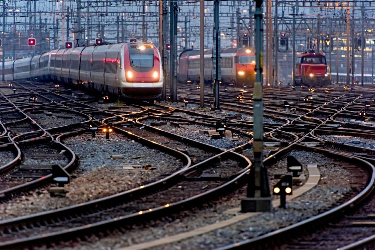 轨道交通导入专属通讯与IP/MPLS传输,实现自动化与实时调度。诺基亚 轨道交通导入专属通讯与IP/MPLS传输,实现自动化与实时调度。诺基亚