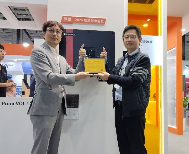 新望30kW逆变器荣获2025经济部颁发「优质光电产品金能奖」,左为新望资深协理范明中。新望 新望30kW逆变器荣获2025经济部颁发「优质光电产品金能奖」,左为新望资深协理范明中。新望
