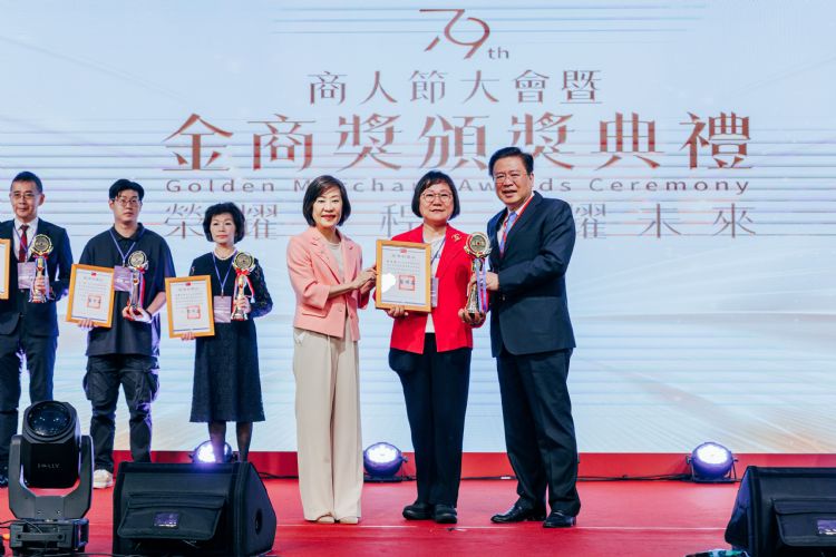 登泰国际物流股份有限公司刘美兰董事长(中)获颁优良商人奖项,右为商总许舒博理事长,右3为经济部江文若次长。中华民国全国商业总会 登泰国际物流股份有限公司刘美兰董事长(中)获颁优良商人奖项,右为商总许舒博理事长,右3为经济部江文若次长。中华民国全国商业总会