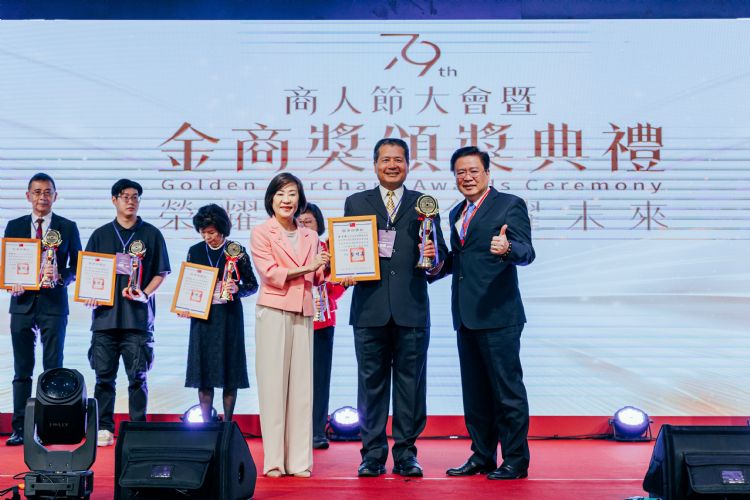 联美好力国际股份有限公司黄杲杰董事长(前排中)获颁优良商人奖项,前排右为商总许舒博理事长,前排左为经济部江文若次长。中华民国全国商业总会 联美好力国际股份有限公司黄杲杰董事长(前排中)获颁优良商人奖项,前排右为商总许舒博理事长,前排左为经济部江文若次长。中华民国全国商业总会